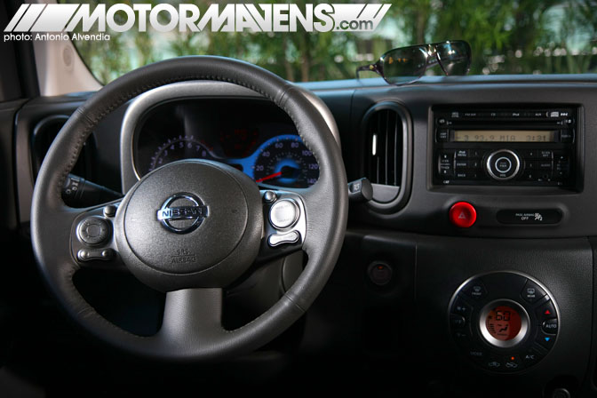 Nissan Cube steering wheel interior