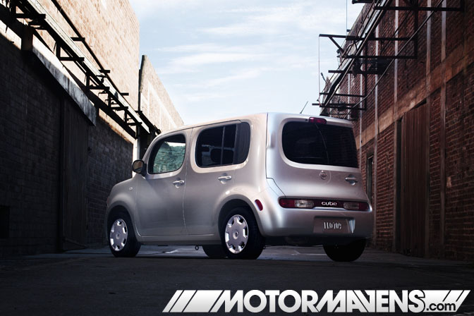 white Nissan Cube krom